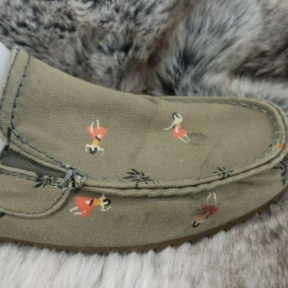 GBX Men’s Hawaiian Dancing Girls Slip On Shoes - Picture 2 of 9